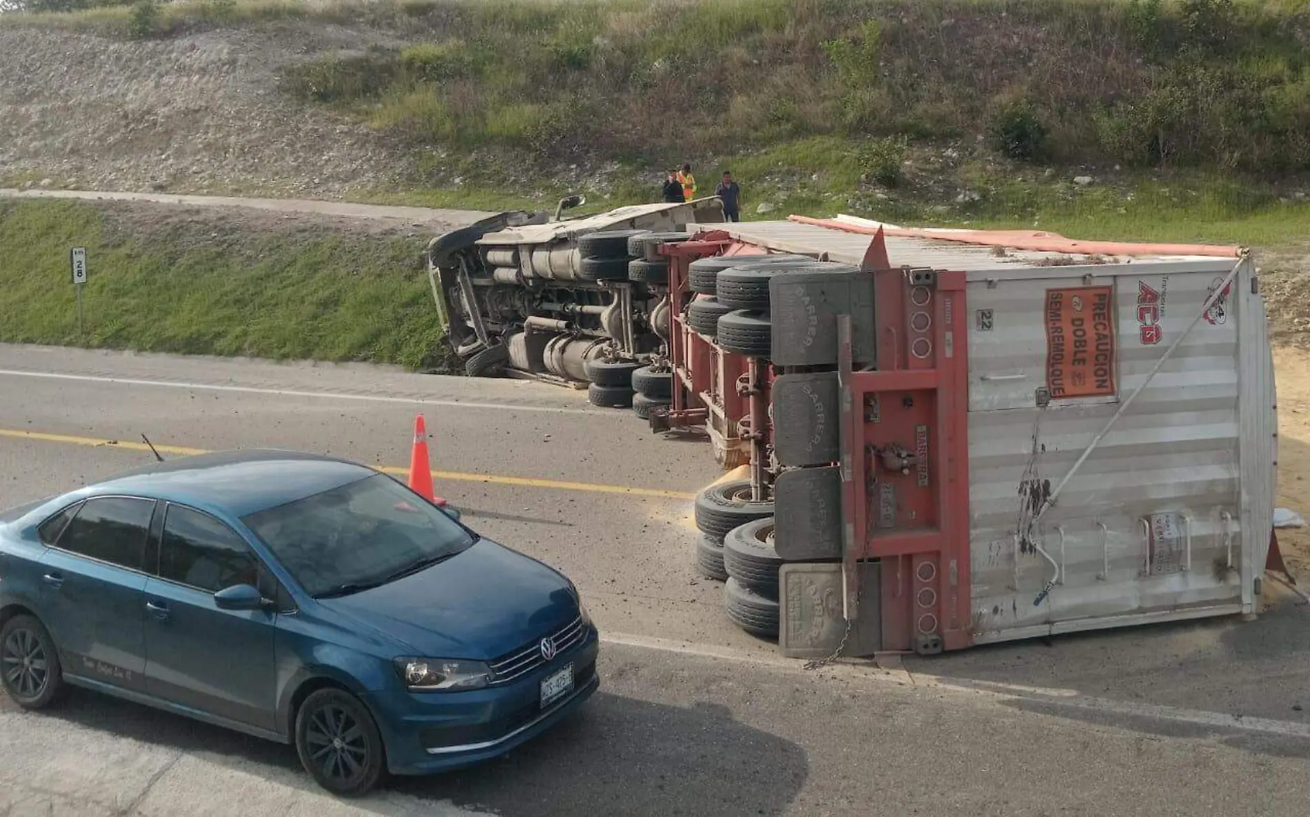 Volcadura de tráiler doble remolque en la carretera González-Llera Guardia Nacional (1)